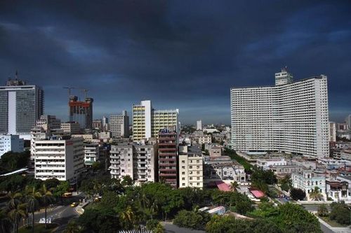 Khói đen tỏa ra từ Matanzas, nơi xảy ra vụ cháy, bao trùm Thủ đô La Havana.