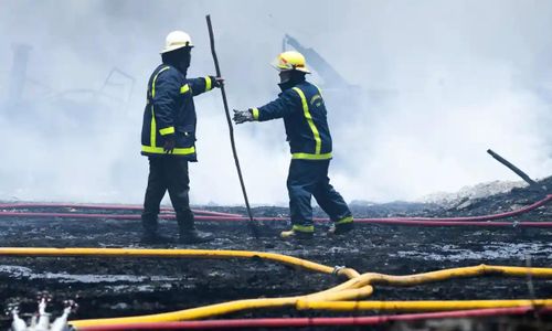 Nhân viên cứu hỏa tại hiện trường vụ cháy (Ảnh: Nguồn quốc tế)