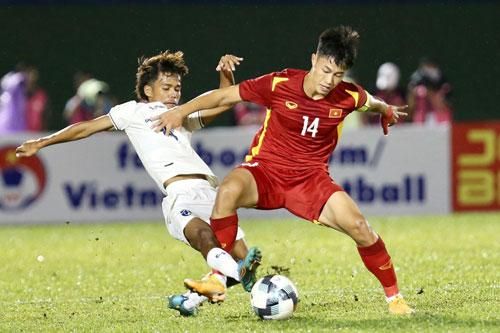 Nhiều “viên ngọc quý” của bóng đá Việt Nam (áo đỏ) được tìm thấy thông qua Giải U19 Quốc tế Thanh Niên 2022 (Ảnh: KHẢ HÒA)