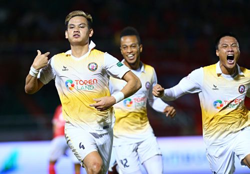 Hồ Tấn Tài tiếp tục ghi bàn và mang về 3 điểm cho CLB Bình Định. Ảnh: Quang Thịnh.