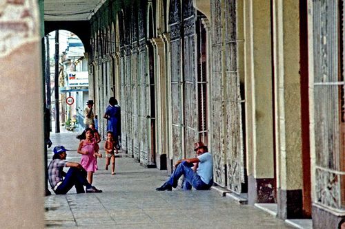 Lối đi phía dưới một tòa nhà ở Cienfuegos.