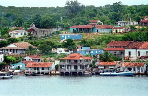 Những ngôi nhà bên bờ vịnh Cienfuegos, thành phố Cienfuegos.