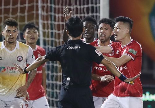 Lee Nguyễn và Võ Huy Toàn là hai cầu thủ gây áp lực nhiều nhất đối với trọng tài Hồng Vũ. Tuy nhiên, vị trọng tài chính vẫn kiên quyết bảo vệ quyết định của mình và công nhận bàn thắng cho Bình Định.