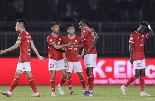 Trong những phút bù giờ còn lại, CLB TP.HCM nỗ lực tìm kiếm bàn gỡ nhưng không thành công và chấp nhận thua ngược trước đội khách Bình Bịnh.