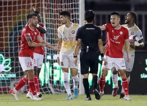 Tình huống xảy ra ở phút 90 sau bàn thắng gỡ hòa 1-1 của Jermie Lynch bên phía Bình Định. Lee Nguyễn và các đồng đội cho rằng bóng đã chạm tay một cầu thủ của đội khách trước đó và phản ứng khá gay gắt với trọng tài chính Trương Hồng Vũ.