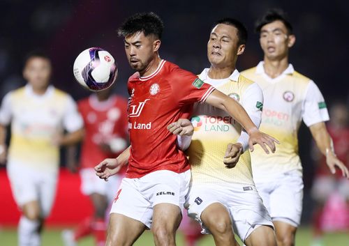 Đẳng cấp của Lee Nguyễn trong từng pha bóng vẫn còn đó, tuy nhiên gánh nặng về tuổi tác đã không cho phép ngôi sao 36 tuổi thanh thoát trước sự áp sát nhanh đến từ đối thủ.