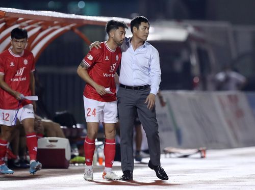 Cảm xúc của Lee Nguyễn dễ hiểu khi đây là trận trở lại của tiền vệ Việt kiều trong màu áo CLB TP.HCM tại mùa giải 2022. HLV Nguyễn Hữu Thắng đã dành nhiều sự quan tâm đặc biệt cho Lee Nguyễn trước khi tung cầu thủ này vào sân trong hiệp 2.