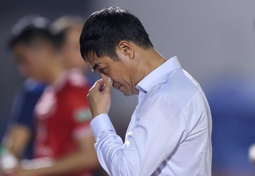 Sự thất vọng của HLV Nguyễn Hữu Thắng trong ngày ra mắt trên cương vị mới. Thất bại tại vòng 12 đã khiến CLB TP.HCM tiếp tục đứng áp chót bảng xếp hạng, với chỉ 9 điểm sau 11 trận đấu, hơn đội cuối bảng Sài Gòn FC 2 điểm.
