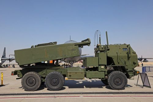 Một bệ phóng HIMARS của Mỹ tại triển lãm ở Dubai hồi năm 2021. Ảnh: AFP.