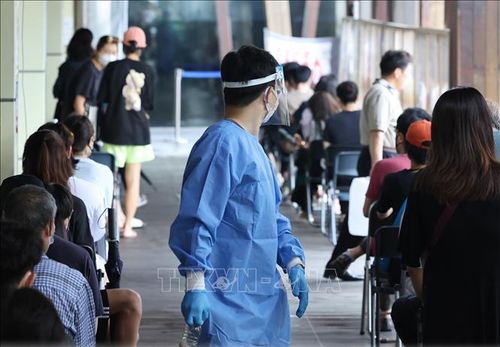 Người dân xếp hàng chờ xét nghiệm COVID-19 tại Seoul, Hàn Quốc, ngày 10/8/2022. Ảnh: YONHAP/TTXVN