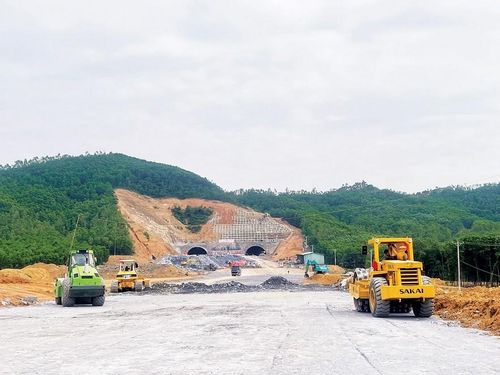 Dự án cao tốc Diễn Châu – Bãi Vọt cơ bản đảm bảo tiến độ. Ảnh: Minh Phạm
