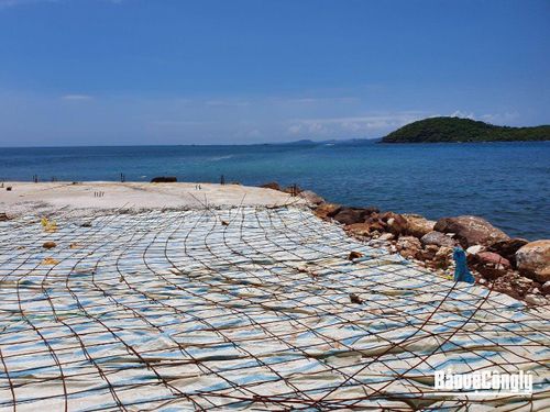 Sắt, thép, xi măng, cát phục vụ bê tông hóa san hô.