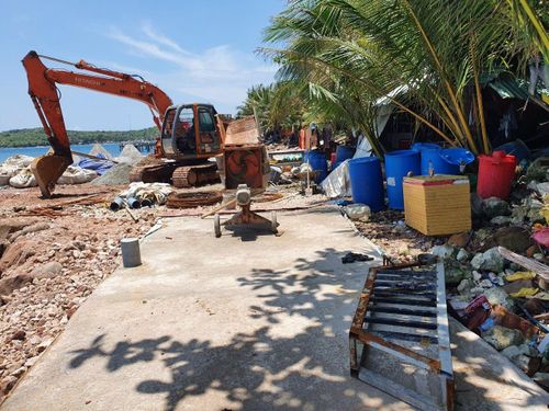 Máy móc, sắt thép, vật liệu xây dựng, rác thải ngổn ngang trên đảo