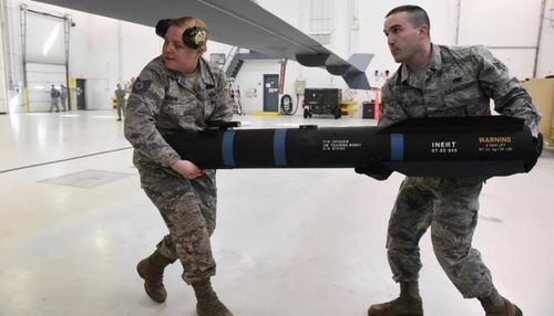 Hình ảnh tên lửa AGM-114 Hellfire đang chuẩn bị được lắp lên các UAV tấn công của Mỹ.