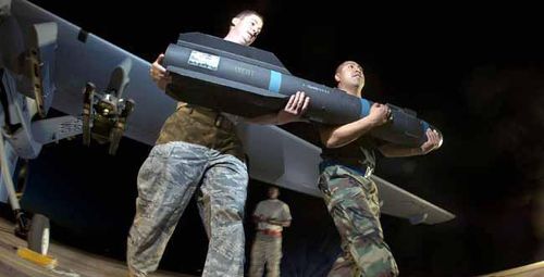 Ngoài gắn trên trực thăng và UAV, thì phương tiện hay được Mỹ dùng để mang tên lửa AGM-114 Hellfire chính là cường kích A-10.