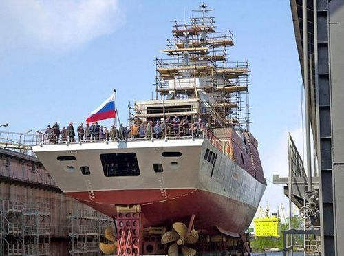 Như vậy diễn biến trên khác với tin tức được hãng thông tấn TASS đưa ra vào năm 2021, khi họ dẫn lời một nguồn tin từ ngành công nghiệp quốc phòng Nga cho biết, quyết định đóng loạt khu trục hạm thuộc Dự án 22350M đã được thông qua.