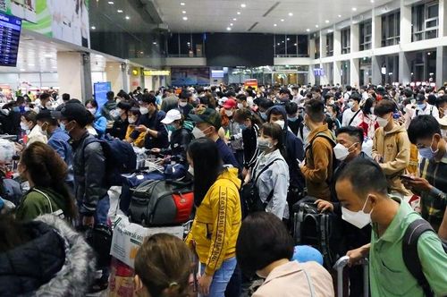 Cao điểm phục vụ lễ 30/4 vừa qua, sân bay Tân Sơn Nhất phục vụ hơn 100 nghìn khách đi và đến mỗi ngày. Ảnh: Như Sỹ.
