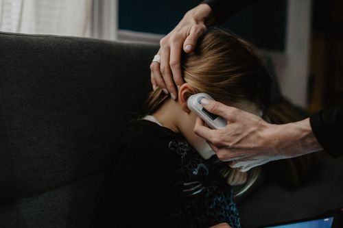 Trẻ mắc sốt xuất huyết thường sốt cao liên tục trong 1-3 ngày đầu. Ảnh minh họa: kelly_sikkema.