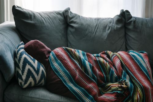 Phụ huynh nên kiên nhẫn với các bé mắc tay chân miệng. Ảnh minh họa: rex_pickar.