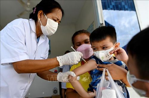 Nhân viên y tế tiêm vaccine ngừa COVID-19 cho người dân ở Phnom Penh, Campuchia. Ảnh: AFP/TTXVN