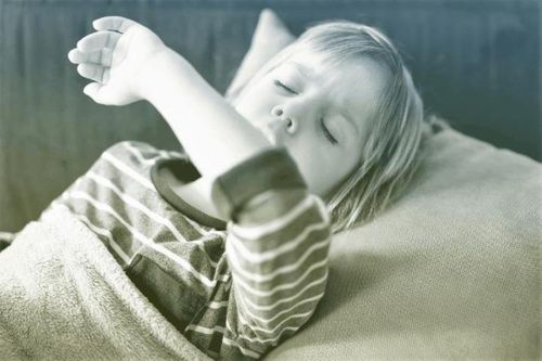 Thời tiết vào giai đoạn chuyển mùa các bệnh lý về đường hô hấp cũng gia tăng ở trẻ em. (Ảnh minh họa)