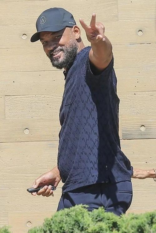 Will Smith và vợ đi dạo ở Malibu (Mỹ) ngày 14/8. Ảnh: Backgrid.