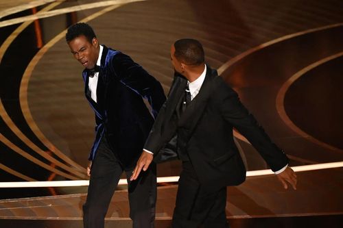 Will Smith tát Chris Rock trên sân khấu Oscar lần thứ 94. Ảnh: New York Post.