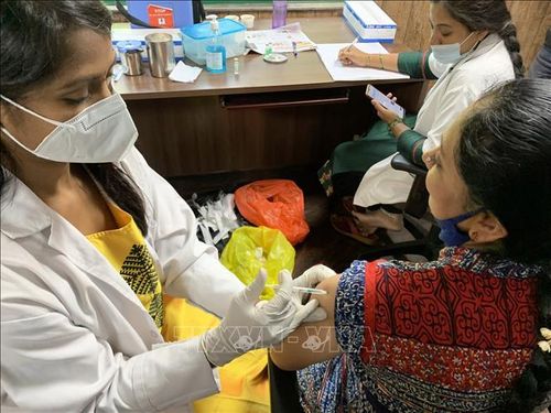 Nhân viên y tế tiêm vaccine phòng COVID-19 cho người dân tại Bangalore, Ấn Độ. Ảnh: THX/TTXVN