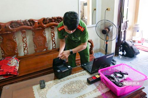 Ghi nhận của Người Đưa Tin tại xã Tân Hội, huyện Đan Phượng (Tp.Hà Nội) sáng ngày 19/8, Thượng úy Doãn Văn Thắng mang theo một balo đựng máy tính và một giỏ đồ gồm máy lăn vân tay, ổ điện, máy ảnh và miếng vải phông trắng đến từng trường hợp công dân không đủ điều kiện sức khỏe để đến trụ sở làm thủ tục cấp căn cước công dân.