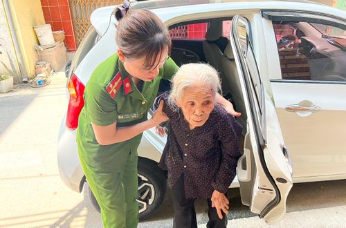 Thượng úy Phạm Thị Hòa chậm rãi dìu cụ bà tới trụ sở để làm thủ tục cấp căn cước công dân gắn chíp.