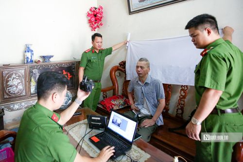 Người dân trải qua đầy đủ các quy trình cơ bản của việc làm CCCD như kê khai thông tin, lăn dấu vân tay, chụp ảnh thẻ...