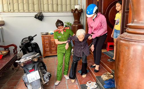 Trước đó, lực lượng Công an xã Tâ Hội cũng tổ chức bố trí xe đưa đón tại nhà đối với những công dân là các cụ già, người tàn tật vẫn đủ sức khỏe để tới trụ sở làm CCCD gắn chip.
