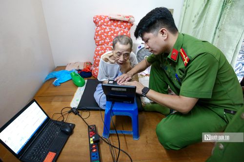 Ông Dậu (SN 1943) trú tại thôn Vĩnh Kỳ, xã Tân Hội sức khỏe yếu, sau một lần tai biến đến nay chỉ có thể sinh hoạt trực tiếp tại chỗ. Sau khi hỏi thăm sức khỏe, Thượng úy Thắng cùng đồng đội bắt đầu tiến hành thủ tục cấp căn cước công dân cho ông Dậu.