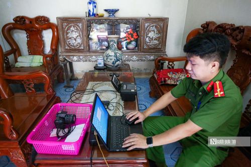 Thượng úy Doãn Văn Thắng kiểm tra lại máy tính và các thiết bị trong lúc chờ đợi công dân tại nhà.