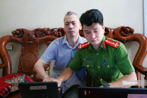 Lực lượng Công an tận tình hướng dẫn người dân thực hiện đầy đủ các thủ tục cấp căn cước công dân một cách nhanh chóng, chính xác và thuận tiện nhất.