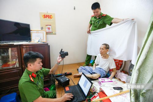 Lực lượng Công an tận tình hướng dẫn người dân thực hiện đầy đủ các thủ tục cấp căn cước công dân tại nhà.