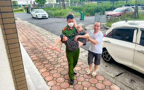 Đại úy Tạ Đình Dũng trực tiếp đẩy xe lăn và bế công dân tới trụ sở để làm thủ tục cấp căn cước công dân gắn chíp.