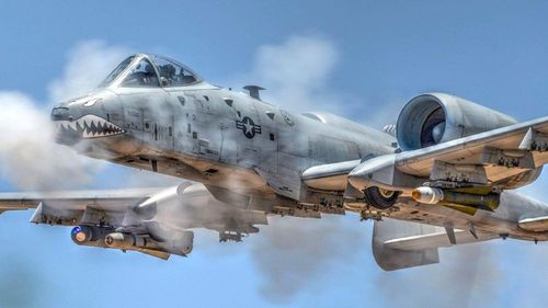 Có được khả năng này nhờ buồng lái của A-10 được bọc 1 lớp titan dày gần 4 cm giúp bảo vệ phi công khỏi hỏa lực phòng không từ mặt đất.