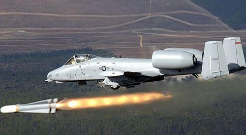 A-10 còn có khả năng mang một số lượng lớn tên lửa chống tăng như Hellfire, hay tên lửa không đối đất AGM-65.