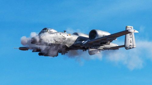 Do chủ yếu hoạt động ở độ cao thấp, A-10 được thiết kế để có thể chịu được hư hại nặng gây ra bởi hỏa lực phòng không của đối phương, đặc biệt là pháo cao xạ và tên lửa tầm gần.