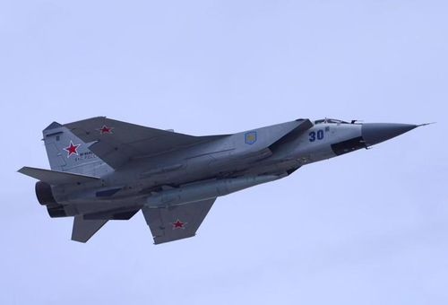 Một chiếc MiG-31 mang tên lửa siêu thanh Kinzhal tham gia diễn tập cho cuộc diễu binh trên Quảng trường Đỏ ngày 7/5. (Ảnh: Reuters)