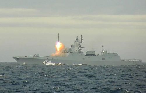 Khinh hạm Đô đốc Gorshkov thực hành bắn tên lửa hành trình siêu thanh Zircon từ Biển Barents. Ảnh: BQP Nga/TASS.