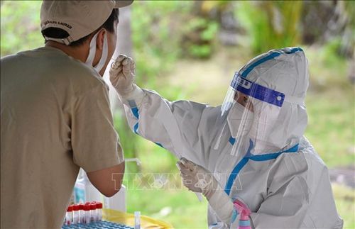 Nhân viên y tế lấy mẫu xét nghiệm COVID-19 cho người dân tại tỉnh Hồ Bắc, Trung Quốc, ngày 11/8/2022. Ảnh: THX/TTXVN