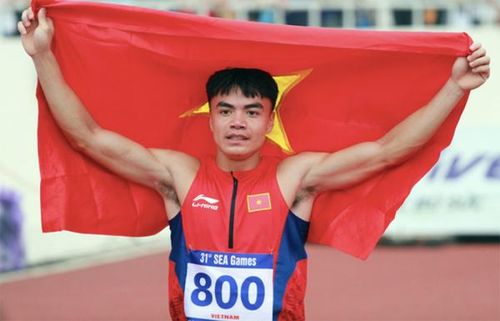 Ngần Ngọc Nghĩa trên đường chạy 200m ở SEA Games 31.