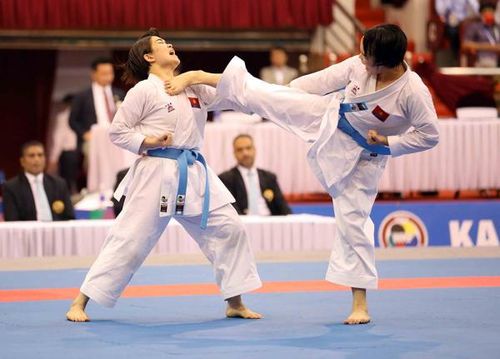 VĐV Nguyễn Ngọc Trâm (bên phải) cùng đồng đội giành HCV SEA Games 31.