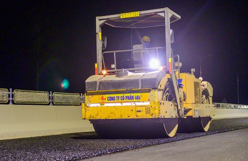  Ông Nguyễn Tiến Oánh (Phó tổng giám đốc Công ty TNHH Đầu tư và phát triển hạ tầng Vân Đồn, Trưởng BQL Dự án), cho biết chủ đầu tư đang tập trung mọi nguồn lực thi công ngày đêm để hoàn thiện dự án. Thời điểm cao nhất, trên tuyến có hàng trăm phương tiện và hàng nghìn công nhân tập trung thi công liên tục. 
