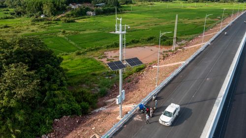  Hệ thống giao thông thông minh ITS được trang bị hiện đại đang được các công nhân kỹ thuật lắp đặt. Toàn tuyến cao tốc có tổng cộng 66 camera CCTV có thể quan sát và nhìn rõ các vật thể ở khoảng cách 1 km, được ghi hình liên tục 24/24 giờ trong mọi điều kiện thời tiết. 