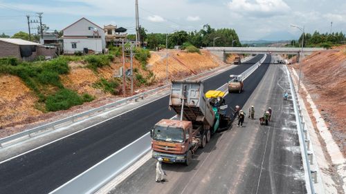  Trên toàn tuyến, chủ đầu tư và các nhà thầu huy động toàn bộ máy móc cùng nhân lực để thực hiện thi công trải thảm nhựa đường. 