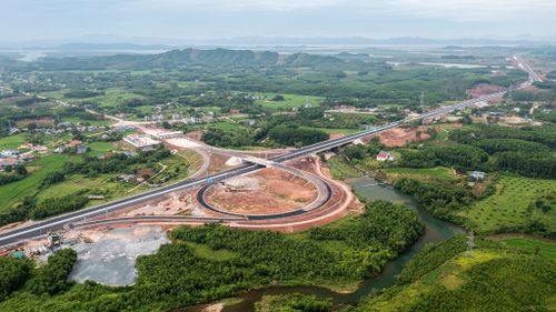  Toàn tuyến có 2 nút giao với huyện Đầm Hà và Hải Hà. Các nút giao này đấu nối với đầu tuyến vào Khu công nghiệp, cảng biển Hải Hà và Khu nông nghiệp ứng dụng công nghệ cao cấp tỉnh về thủy sản tại Đầm Hà. 