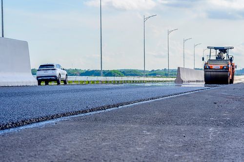  Các nhà thầu đang khẩn trương trải lớp nhựa cuối cùng (NovaChip). Với công nghệ này, lớp nhựa đường mỏng khoảng 12 mm sẽ tạo độ nhám và tăng độ bám dính của lốp xe cho các phương tiện khi di chuyển trên tuyến cao tốc. 